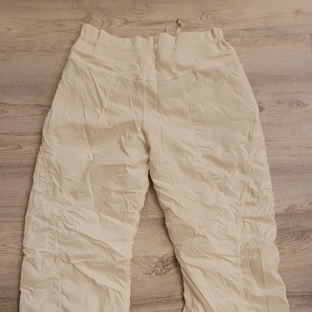 Lululemon WHITE LINED Studio Dance Pants!!!